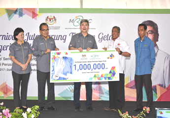 YB. Minister Dato' Seri Mah Siew Keong (centre) presenting a mock cheque for 1 million gloves to YBhg. Datoâ€™ Dr Hassan Merican (second from right), Director of Perak State Health Department.
